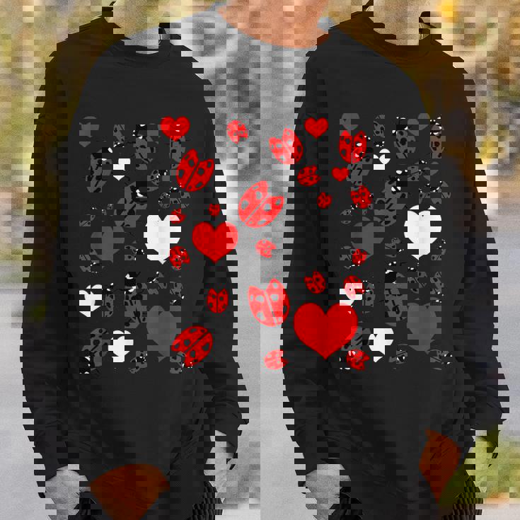 かわいいてんとう虫とハートのてんとう虫柄 スウェットシャツ 彼への贈り物