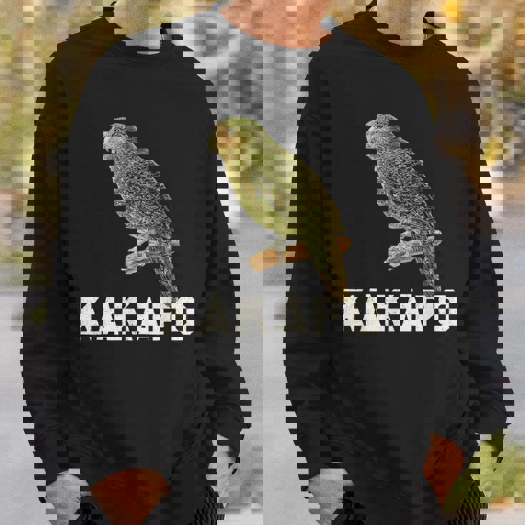 かわいいカカポの鳥が木に座っている スウェットシャツ 彼への贈り物