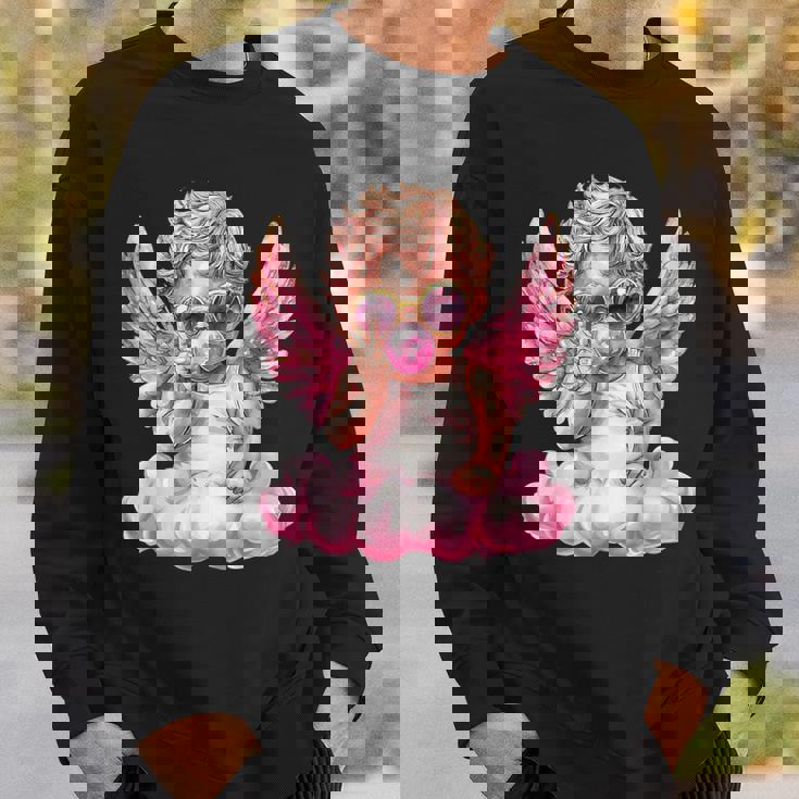 かわいいキューピッド吹くバブルガムサングラスバレンタインデー。 スウェットシャツ 彼への贈り物