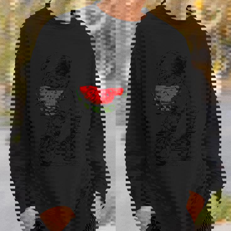 かわいいブルドッグが自転車に乗ってスイカを食べる 誕生日 スウェットシャツ 彼への贈り物