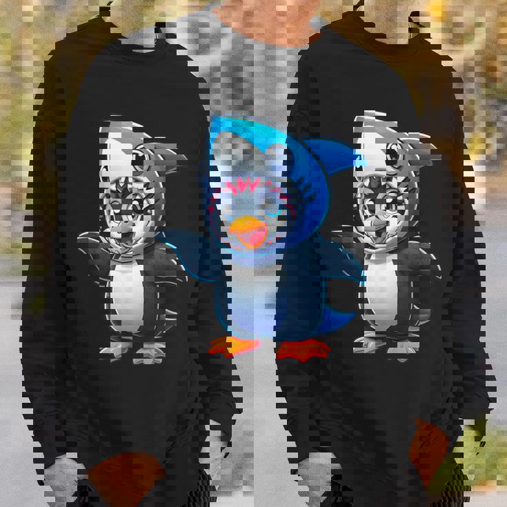 かわいいペンギンのサメのフュージョン漫画コスチューム。 スウェットシャツ 彼への贈り物