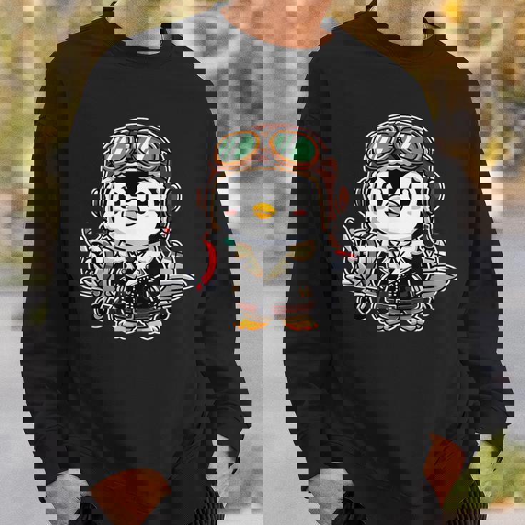 かわいい空飛ぶペンギン パイロット ヘルメット 飛行機 航空機 航空機 スウェットシャツ 彼への贈り物