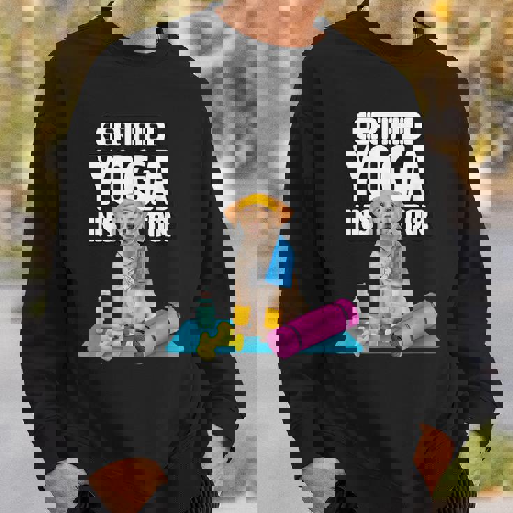 かわいい黄色いラブラドールヨガの先生が犬の子犬のためにヨガを作ります。 スウェットシャツ 彼への贈り物