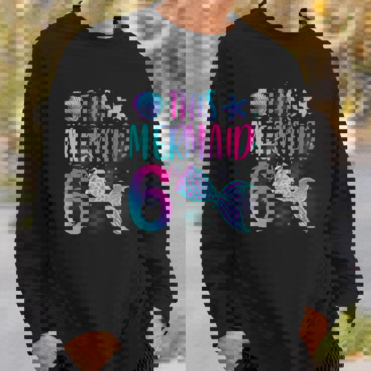 このマーメイドは6歳の6歳の誕生日マーメイドガールパーティーです。 スウェットシャツ 彼への贈り物