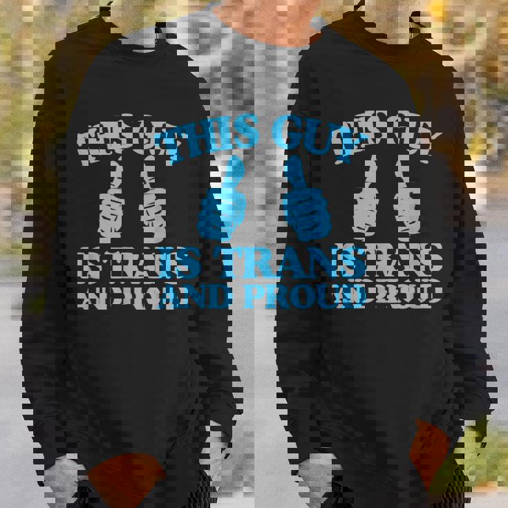 この男はトランスジェンダーで誇り高きトランスジェンダープライド二本指 スウェットシャツ 彼への贈り物