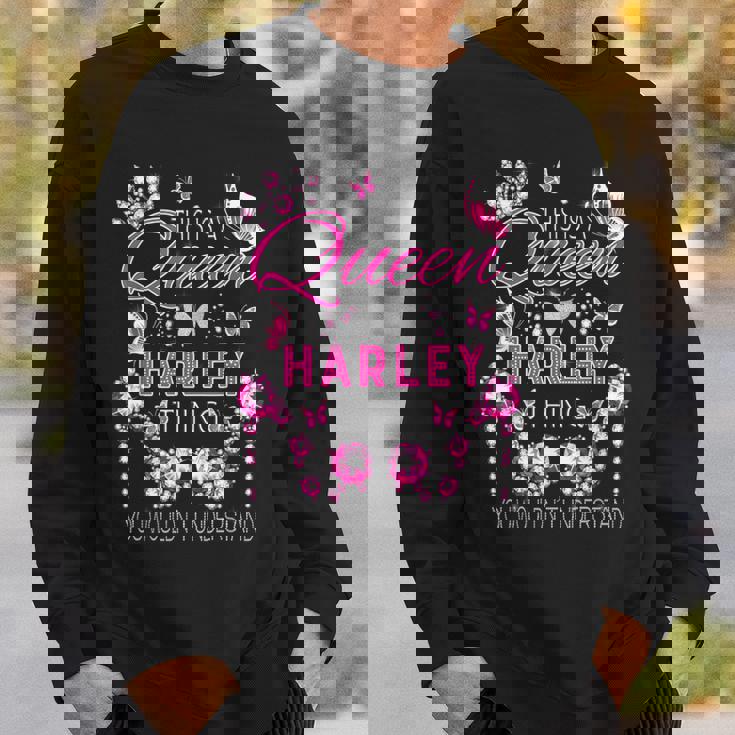 これはハーレーダビッドソンの女王の名前入り誕生日です。 スウェットシャツ 彼への贈り物