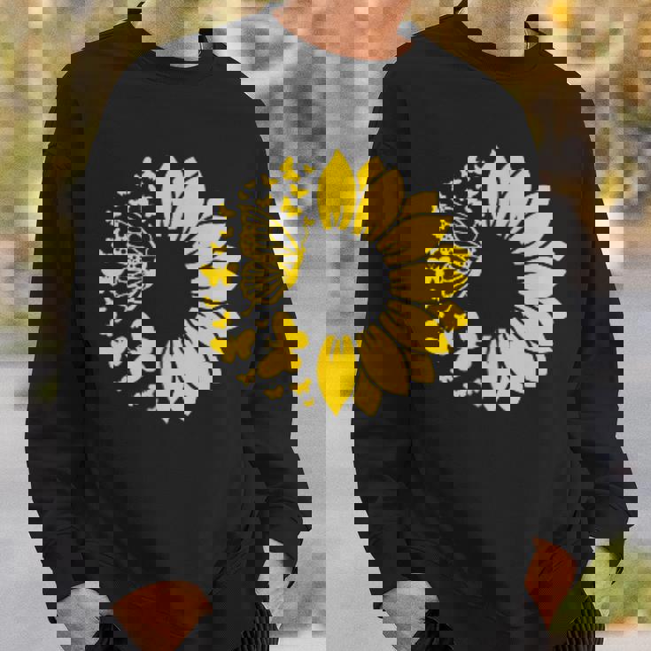 ひまわりと蝶のシルエット、自然の調和。 スウェットシャツ 彼への贈り物