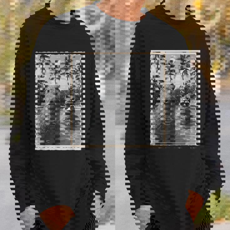 アライグマとカピバラ自撮り スウェットシャツ 彼への贈り物