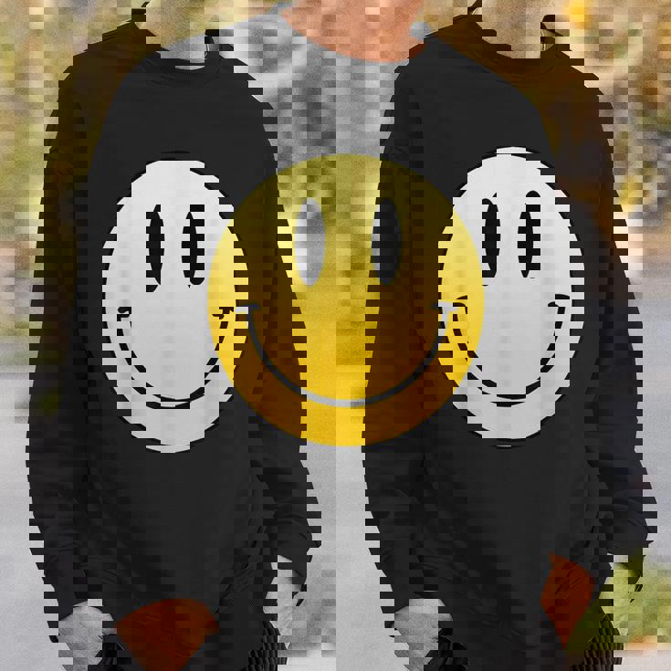 イエロー スマイル ハッピー ピース スマイル フェイス かわいい ユーモア すごい スウェットシャツ 彼への贈り物