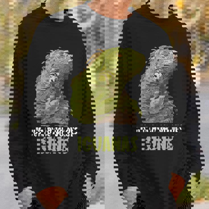 イグアナ・イグアナが大好きな男の子だけ。 スウェットシャツ 彼への贈り物