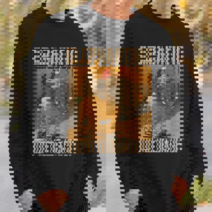 イタリアンブレインロットキャラクター エレファントニオ・ドードー ドッグマイ・ミーム スウェットシャツ 彼への贈り物