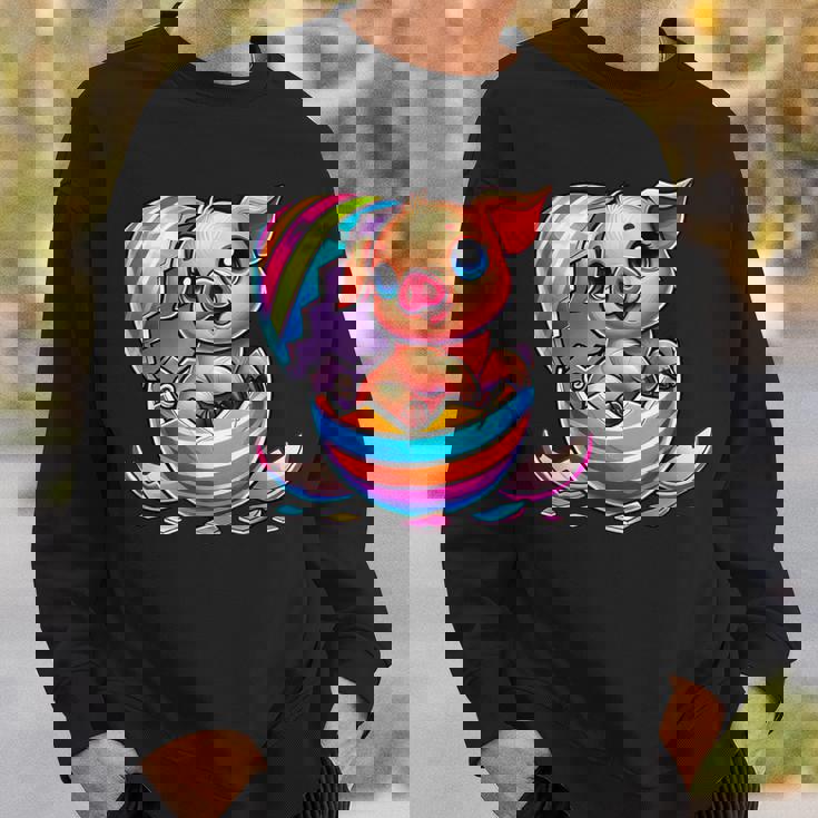 イースターエッグのかわいい赤ちゃん豚の漫画アート。 スウェットシャツ 彼への贈り物