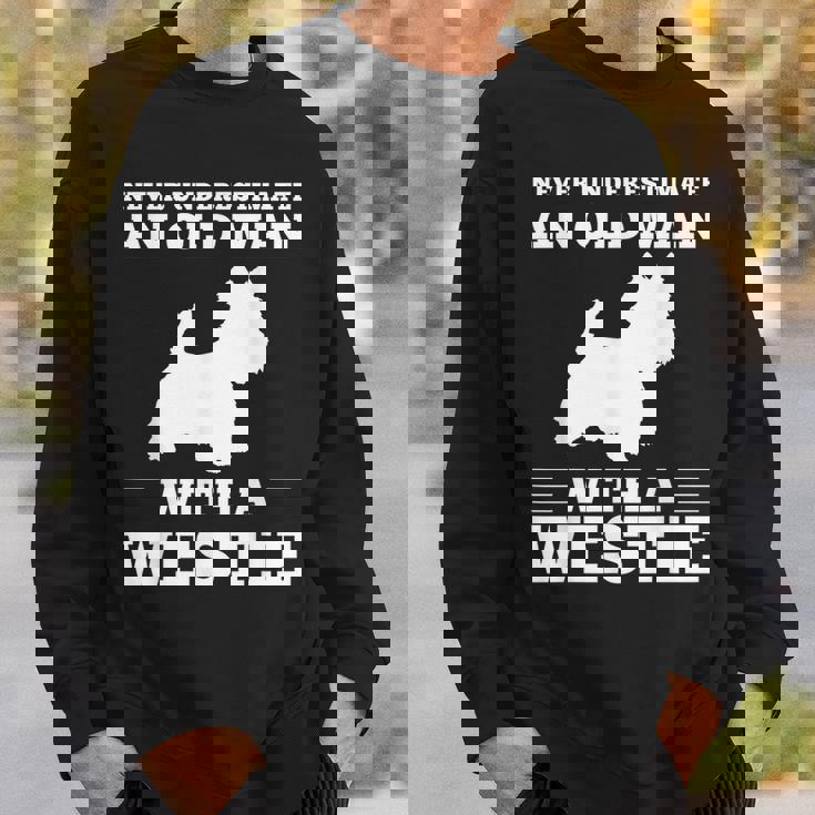 ウェスティ・ドッグを飼っている老人を決して過小評価しないでください スウェットシャツ 彼への贈り物