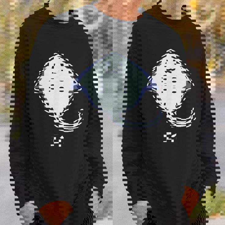 エイ エイの裏側 顔 笑顔 魚類 シンプル 簡単 かわいい おもしろ イラスト エイ好き スウェットシャツ 彼への贈り物