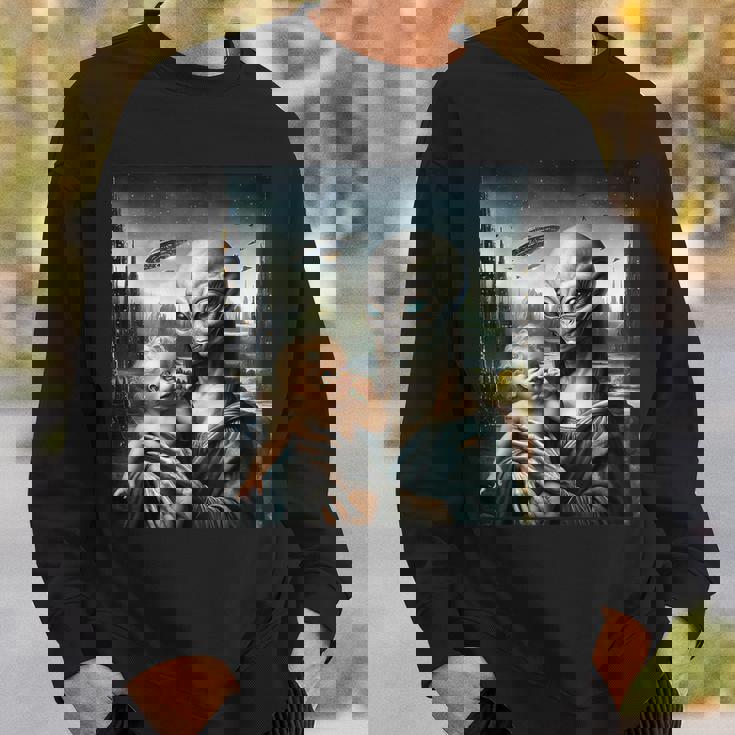 エイリアンホールディングヒューマンベイビーufo地球外接触tシャツ スウェットシャツ 彼への贈り物