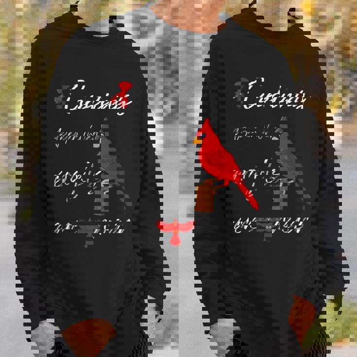 エンジェルが近くにいるとカーディナルが現れる スウェットシャツ 彼への贈り物
