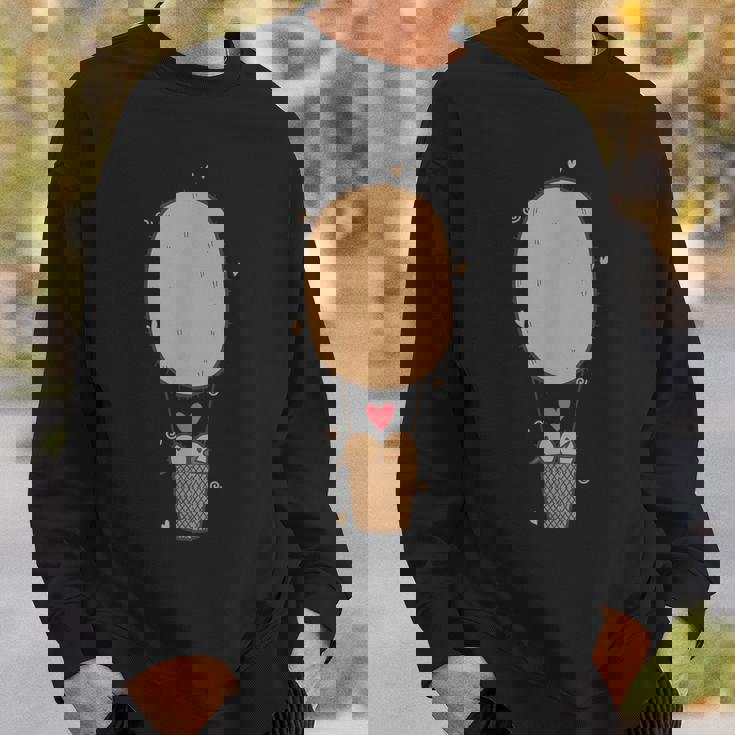 キウイフルーツバルーンで飛ぶ2羽のキウイ鳥。 スウェットシャツ 彼への贈り物