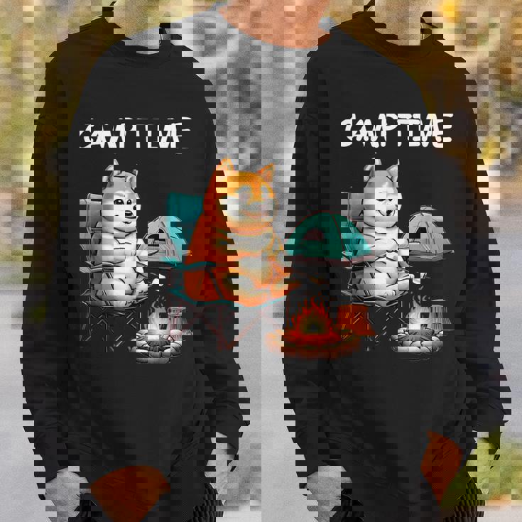 キャンプ Camp Time アウトドア 焚火 おもしろ 犬 柴犬好き 柴犬 名言 文字 面白い ふざけた ネタ スウェットシャツ 彼への贈り物