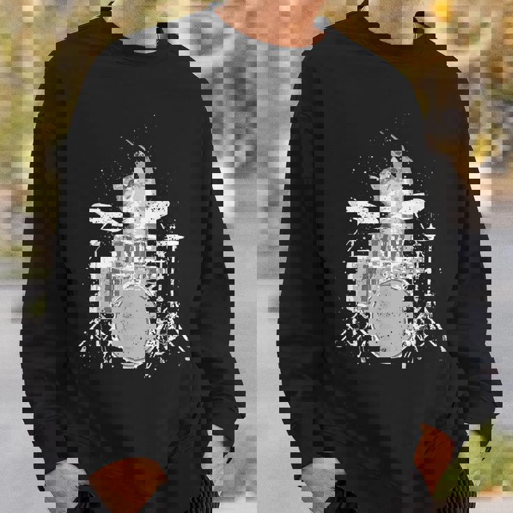 キュートで面白い猫のドラマー ドラムを弾くパンク ロックスター グラフィック スウェットシャツ 彼への贈り物