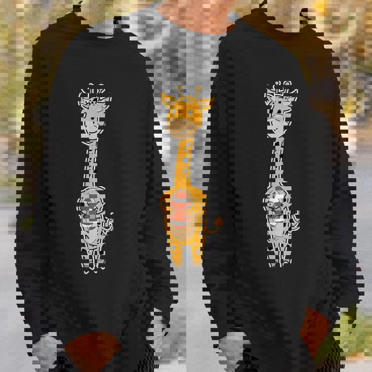 キリンはアメリカンフットボールを演じています。 スウェットシャツ 彼への贈り物