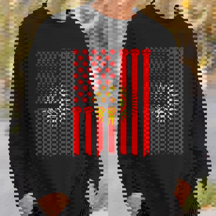 キルギス アメリカ 手拳 キルギス ルーツ アメリカ キルギス 国旗 スウェットシャツ 彼への贈り物