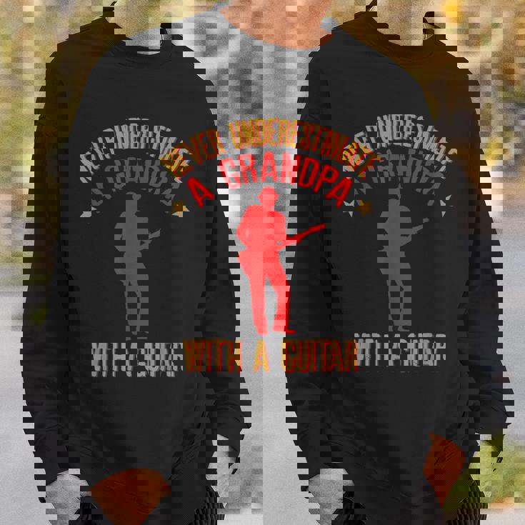 ギターを持ったおじいちゃんを決して過小評価しないでください スウェットシャツ 彼への贈り物