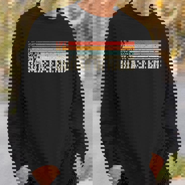 ギター・イン・ハンド・ミュージシャン・ギタリストとの人生はより良い。 スウェットシャツ 彼への贈り物