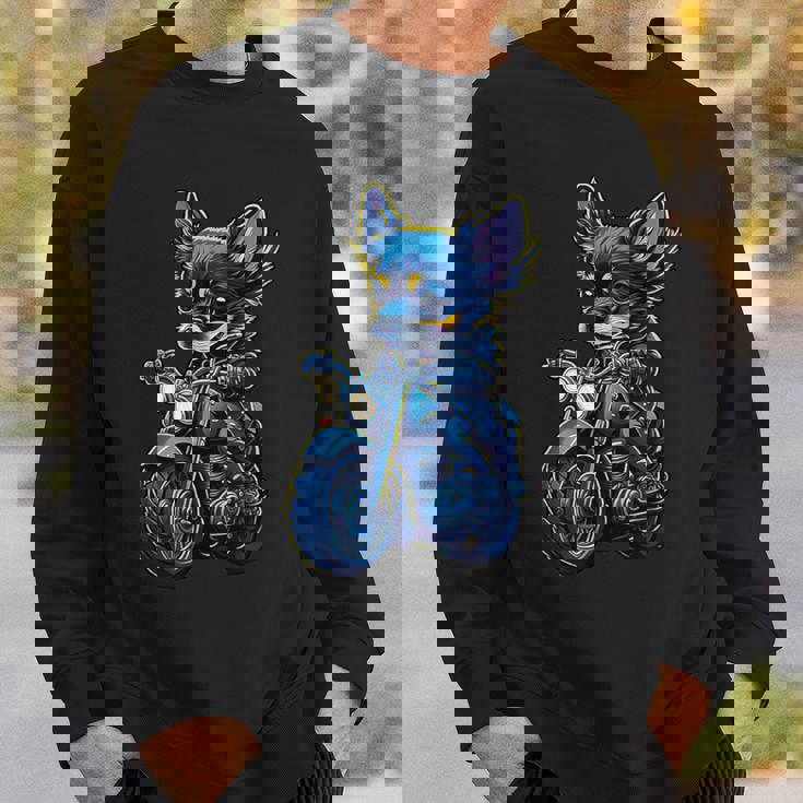 クリスマスにバイクを運転するかわいいチワワ。 スウェットシャツ 彼への贈り物