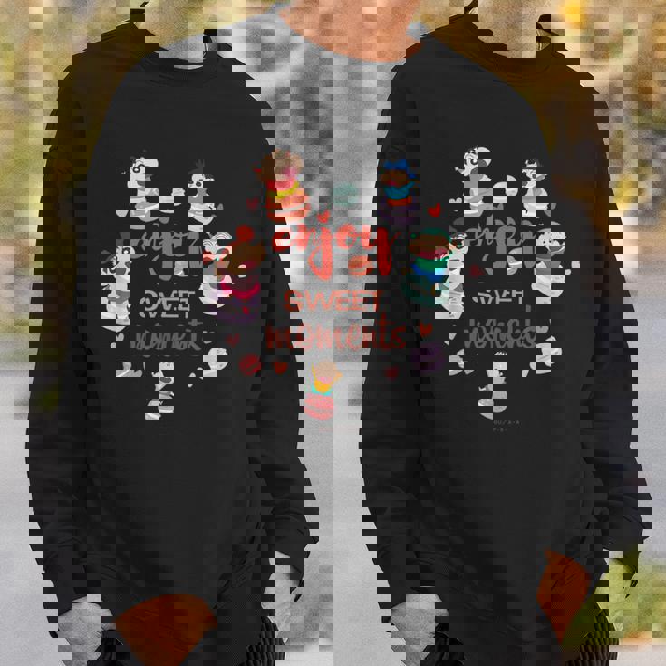 クレヨンしんちゃん かすかべ防衛隊とマカロンしんちゃんのティータイム スウェットシャツ 彼への贈り物