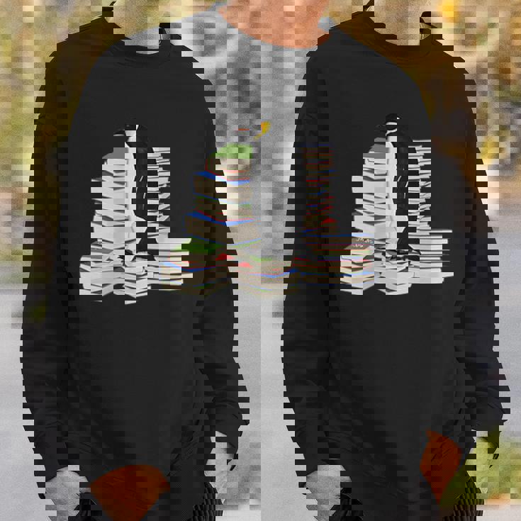 コウテイペンギン 鳥 本 読む 動物 図 バードウォッチング 贈り物 鳥類学者 生物学者 自然科学 スウェットシャツ 彼への贈り物