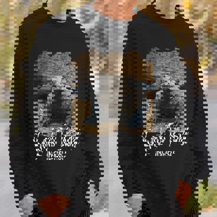 コモド島 インドネシア レトロポスターコモドドラゴン スウェットシャツ 彼への贈り物