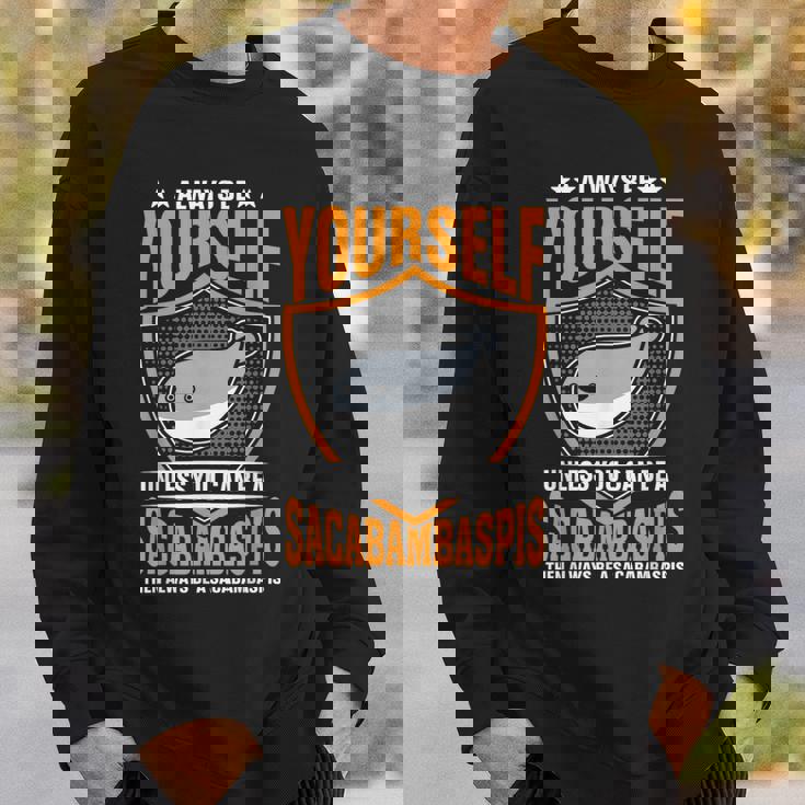 サカバンバスピスのフィッシュミームになれない限り、常に自分らしくありなさい スウェットシャツ 彼への贈り物