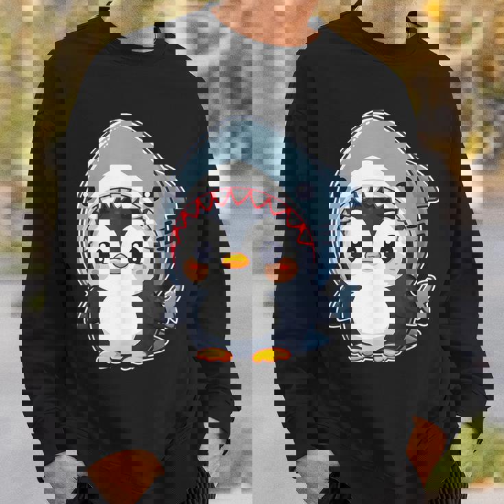 サメのコスチュームを着た面白いペンギン スウェットシャツ 彼への贈り物