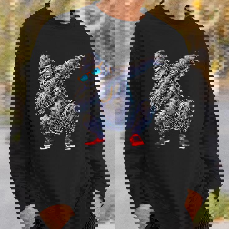 サングラスをかけたダブダンスのゴリラ猿 スウェットシャツ 彼への贈り物