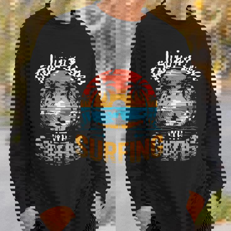 サーフィンサーフボードが大好き。メンズサーフボーダー用。 スウェットシャツ 彼への贈り物