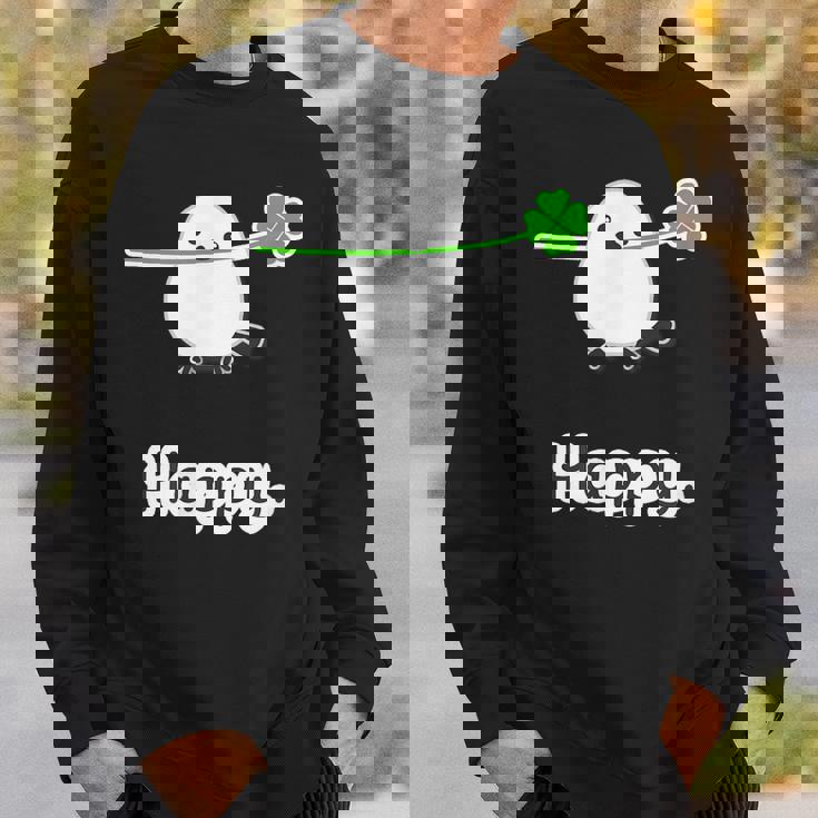 シマエナガ『四つ葉のクローバー』白い鳥【どうぶつフレンズ】動物 ゆるくて かわいい キャラクター イラスト スウェットシャツ 彼への贈り物