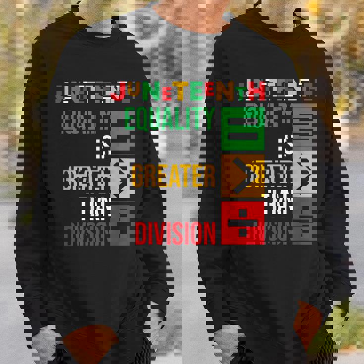 ジューンティーンスの平等は分裂よりも大きい スウェットシャツ 彼への贈り物