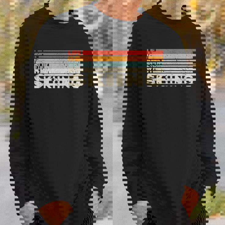 スキースノースキーヤーとレトロなスノウスキーで人生はより良い。 スウェットシャツ 彼への贈り物