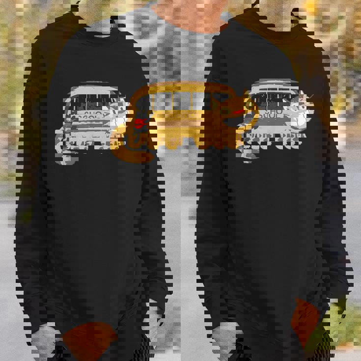 スクールキャットバスに向かうキャットバスの猫たち スウェットシャツ 彼への贈り物