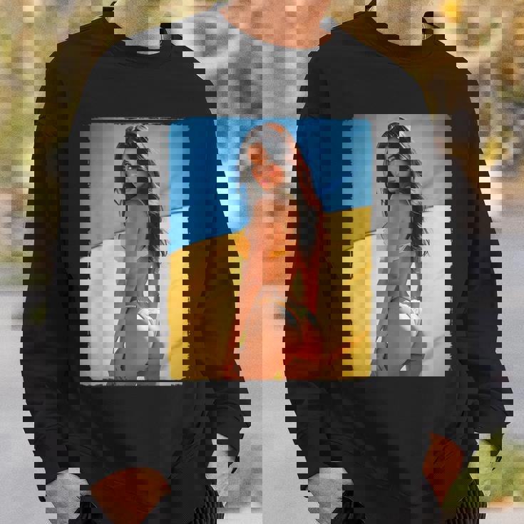 セクシーガールグラフィックtシャツ 「モダンピンナップガール&ウクライナ国旗」 スウェットシャツ 彼への贈り物