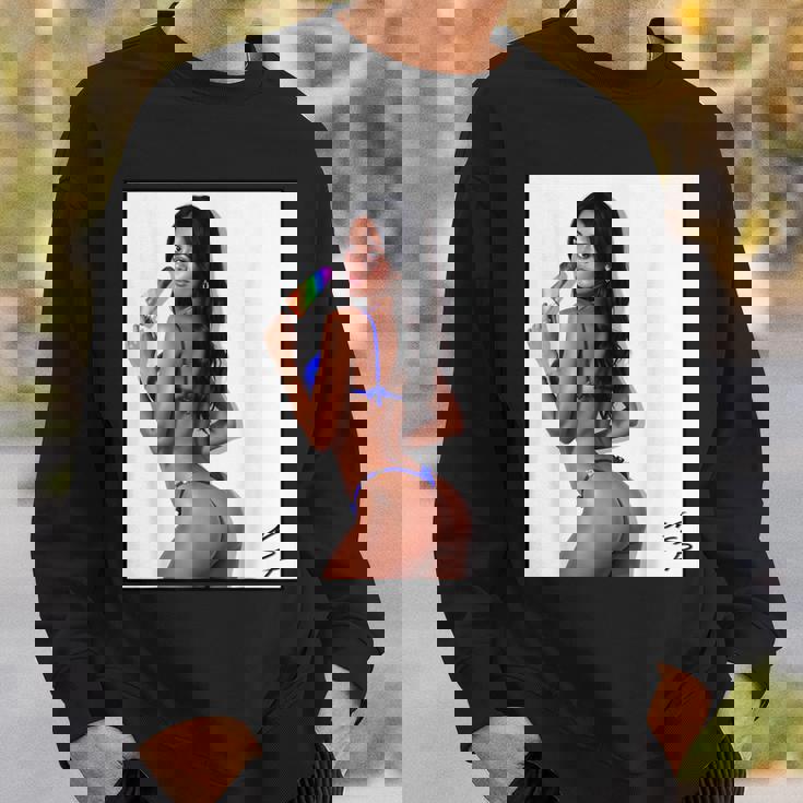 セクシーガールグラフィックtシャツ アイスポップのセクシーなラティーナブーティーガール。 スウェットシャツ 彼への贈り物