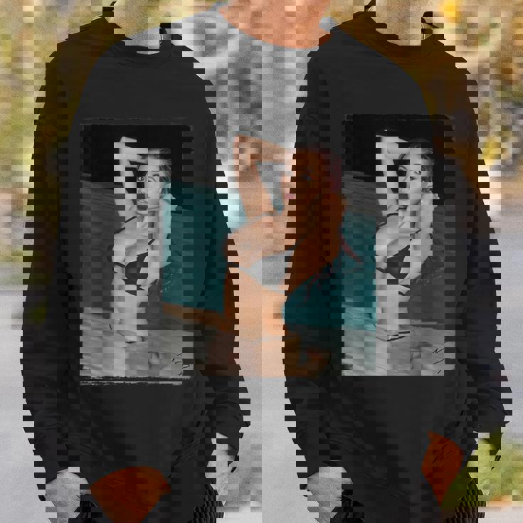 セクシーガールグラフィックtシャツ プールでセクシーなアジアのピンナップガール スウェットシャツ 彼への贈り物