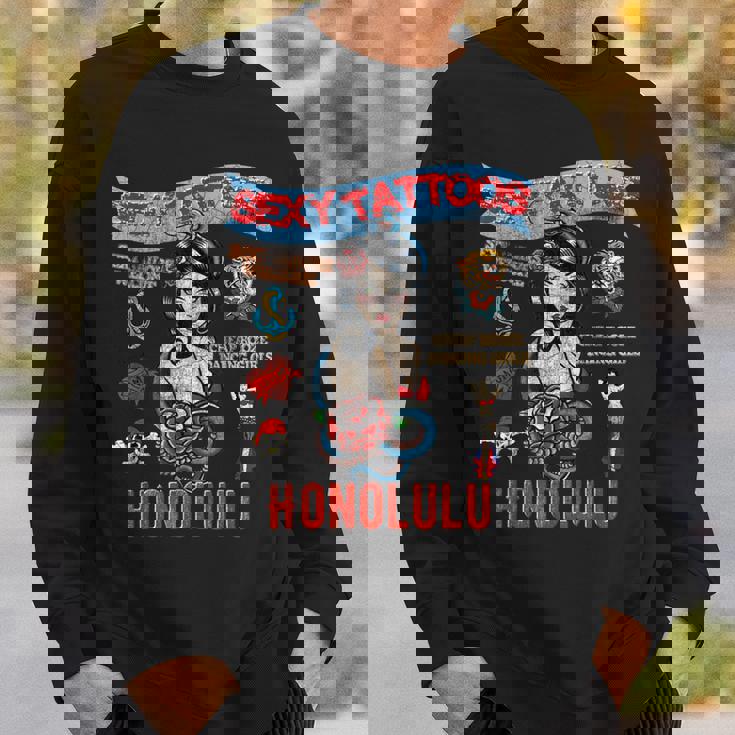 セーラー向けのタトゥーとセクシーガール。 スウェットシャツ 彼への贈り物