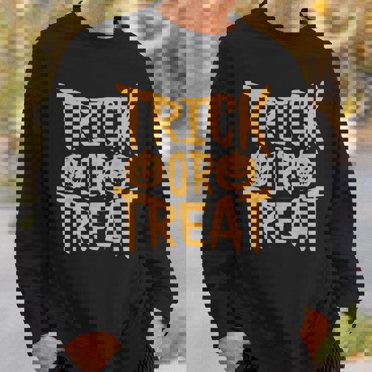 トリックオアトリートパンプキンフェイスハロウィングラフィック。 スウェットシャツ 彼への贈り物