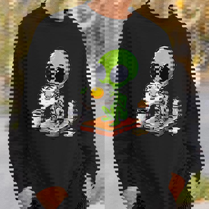 トーストに目玉焼きを食べるエイリアン スウェットシャツ 彼への贈り物