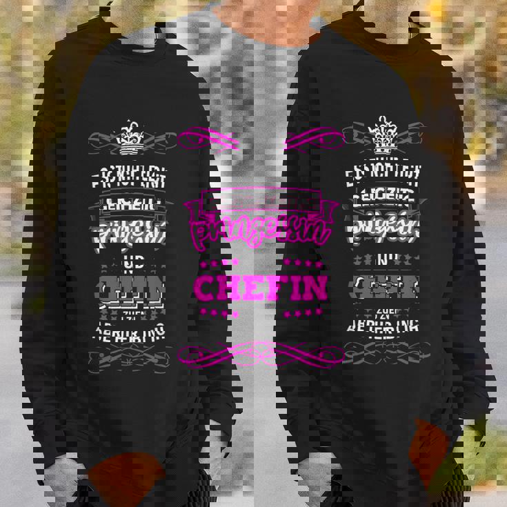 ドイツ語のテキスト「Gleichzeitig Prinzessin Chefin」と書かれた最高のシェフィンの言葉 スウェットシャツ 彼への贈り物