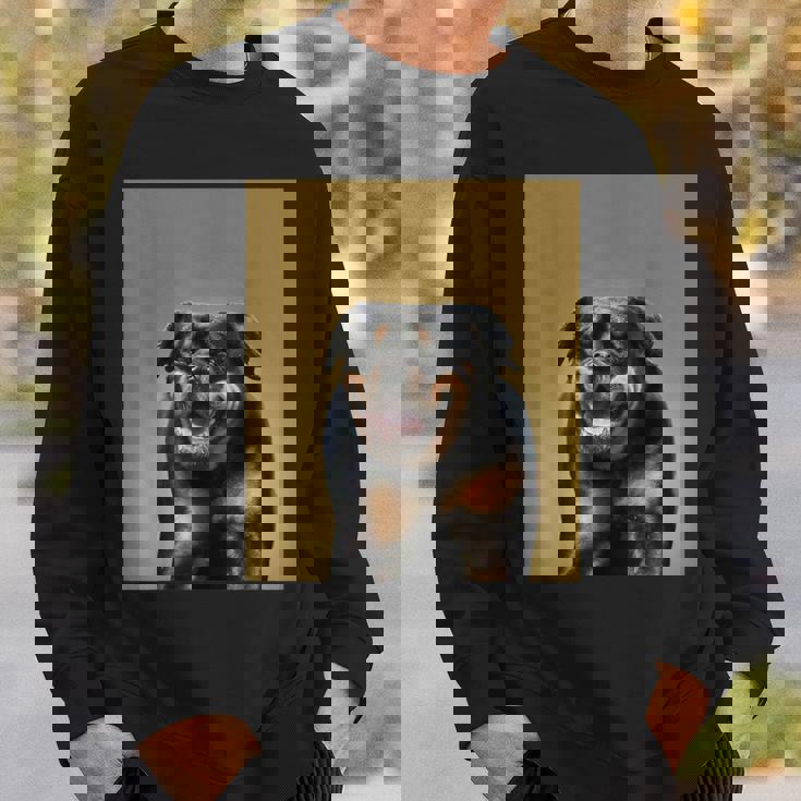 ハッピーロットワイラー犬自撮りポートレート スウェットシャツ 彼への贈り物