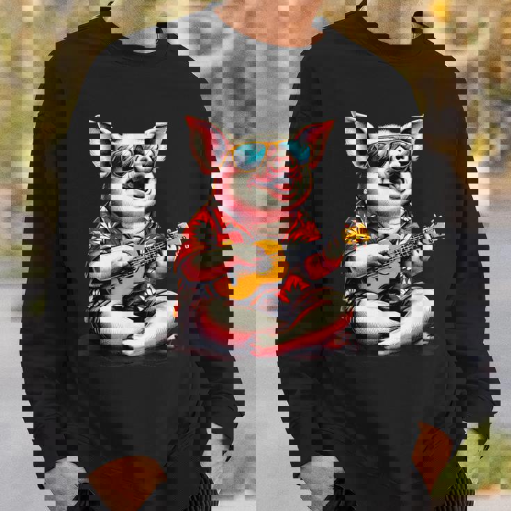 ハワイアンシャツを着たブタ、ウクレレ遊び。 スウェットシャツ 彼への贈り物