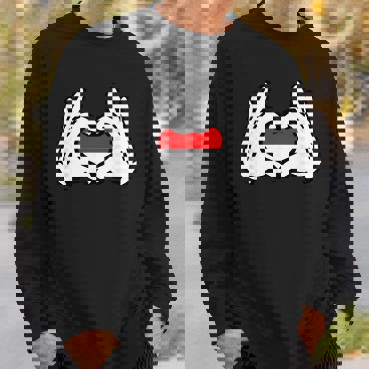 ハートを形作る漫画の手 インドネシア国旗 スウェットシャツ 彼への贈り物