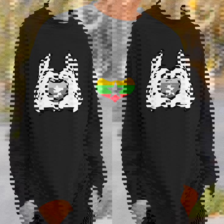 ハートを形作る漫画の手 ミャンマー国旗 スウェットシャツ 彼への贈り物